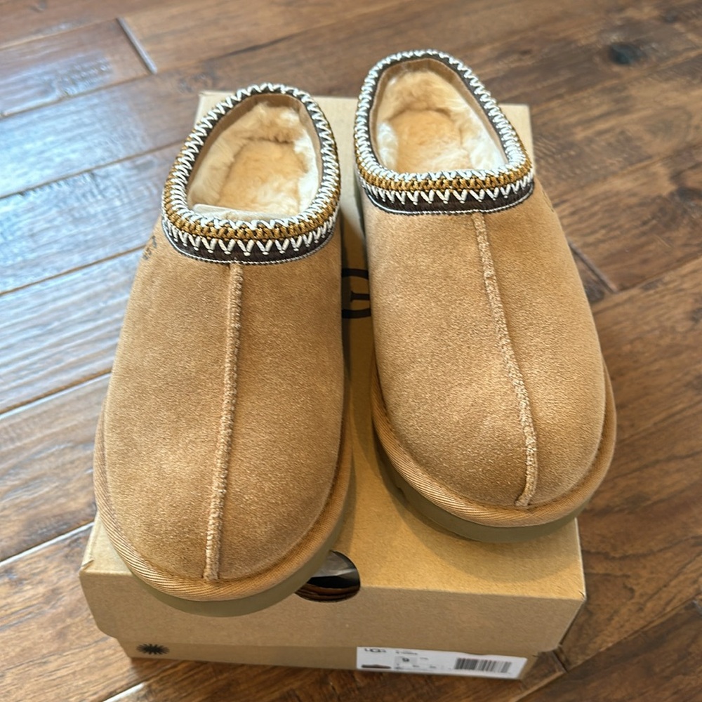Brand new, never worn! Ugg Tasman woman size 9 chestnut